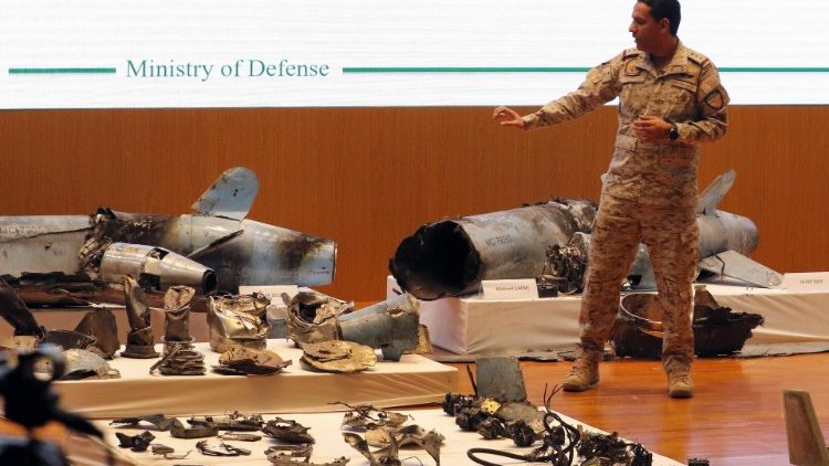 Sauditi mostrano i resti dei missili caduti sui siti petroliferi