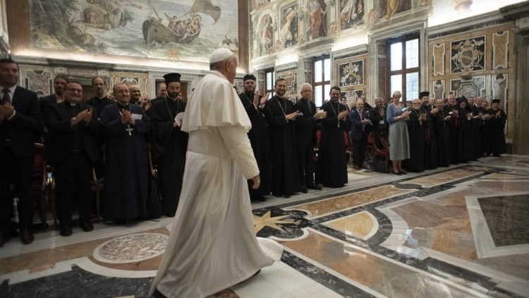 Påven Franciskus tog emot deltagarna i ett konvent som främjas av Samfundet för orientalisk kyrkorätt 