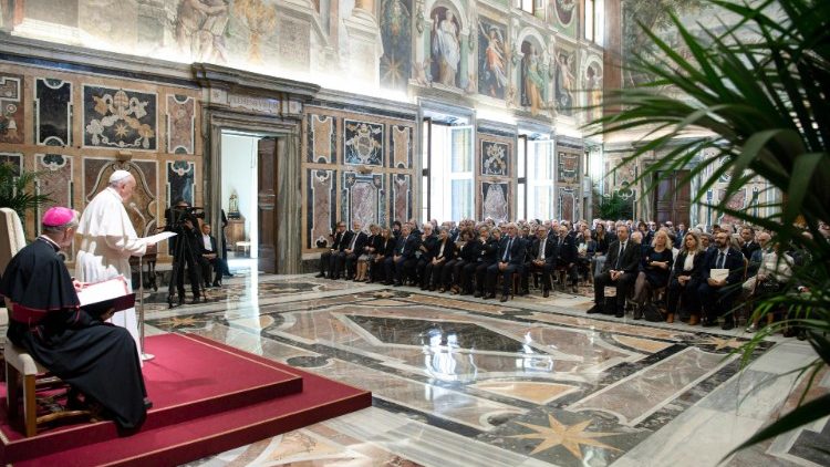 教皇フランシスコ、イタリアの外科医会・歯科医師会連盟の関係者と　2019年9月20日　バチカン宮殿