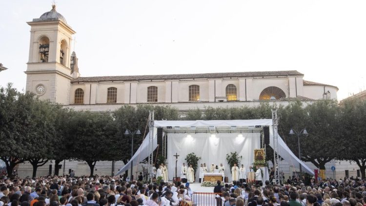 البابا محتفلا بالقداس في ألبانو