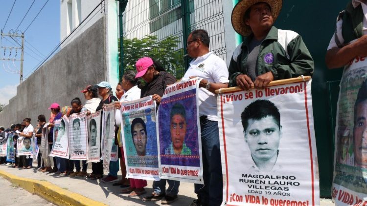 Manifestación de parientes de los estudiantes de Ayotzinapa desparecidos desde el 26 de septiembre del 2014