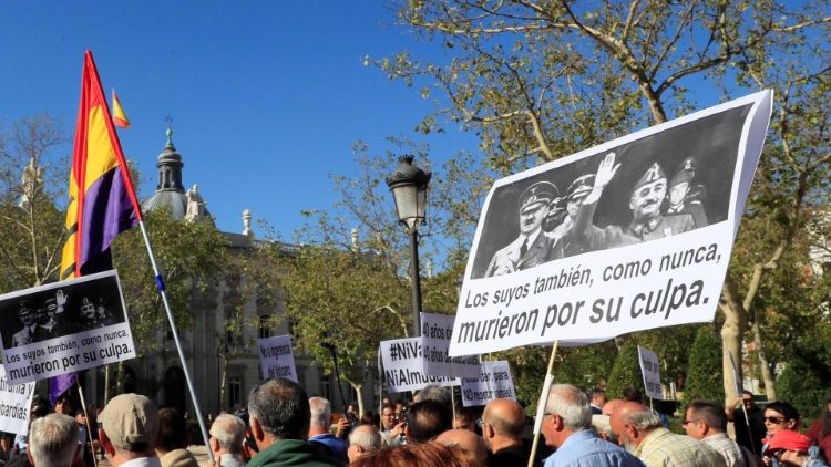 Demonstranten fordern vor dem Obersten Gericht die Umbettung Francos