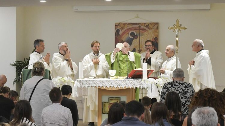 Ferenc pápa szentmisét mutat be az Új Horizontok közösségnél