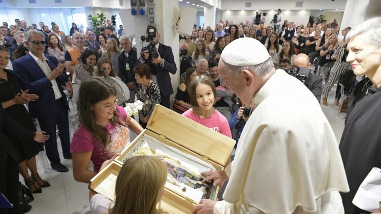 Pope Francis with the rehabilitated inhabitans of New Horizon of Chiara Amirante