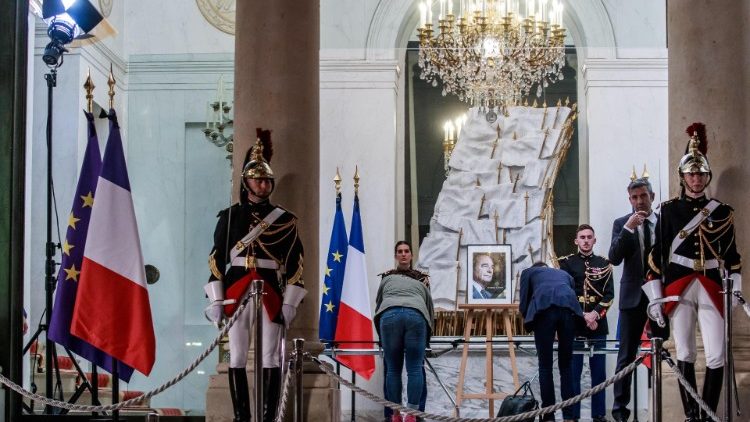 Franceses registram suas condolências pela morte de Chirac no Palácio Presidencial Elysee