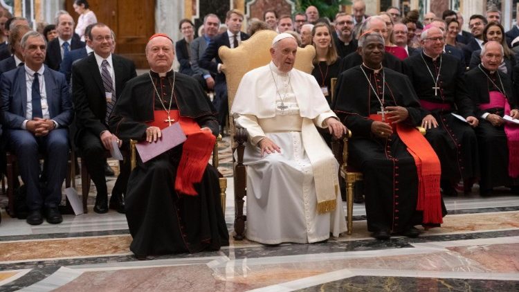 Papa Franjo s kardinalom Turksonom (D) i kardinalom Ravasijem (L) te sudionicima seminara "Opće dobro u digitalno doba"; Vatikan, 27. rujna 2019.