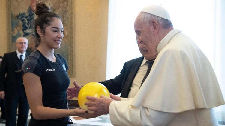 Papa: sport eviti via profitto,violenza,agonismo esasperato 