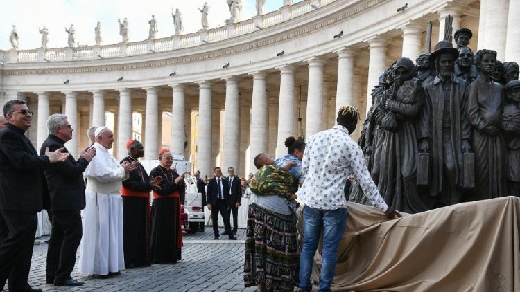 Archivbild: Der Papst segnet das Mahnmal der Flüchtlingstragödie auf dem Petersplatz ein