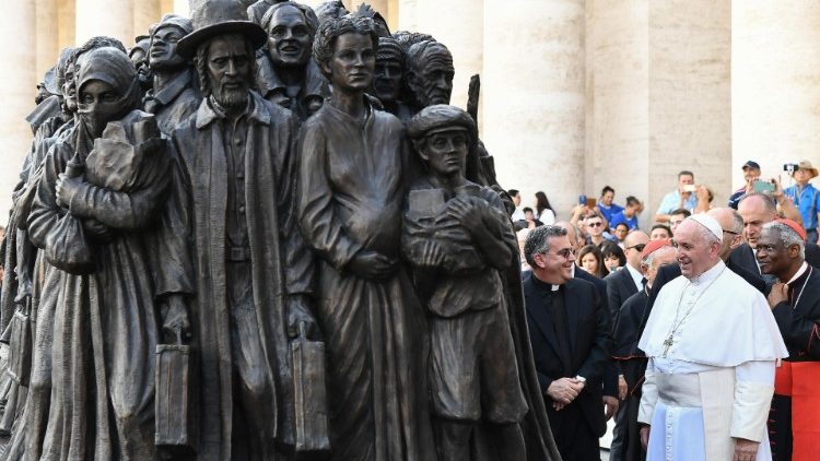 Spomenik migrantima na Trgu sv. Petra u Vatikanu