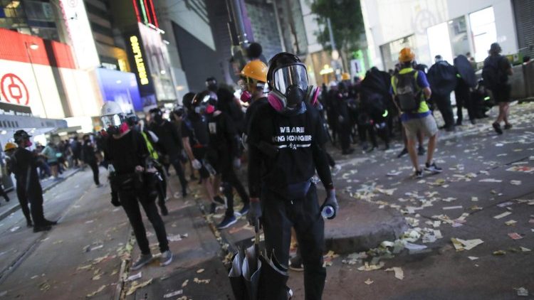 Polizia interviene contro le proteste anti governative 