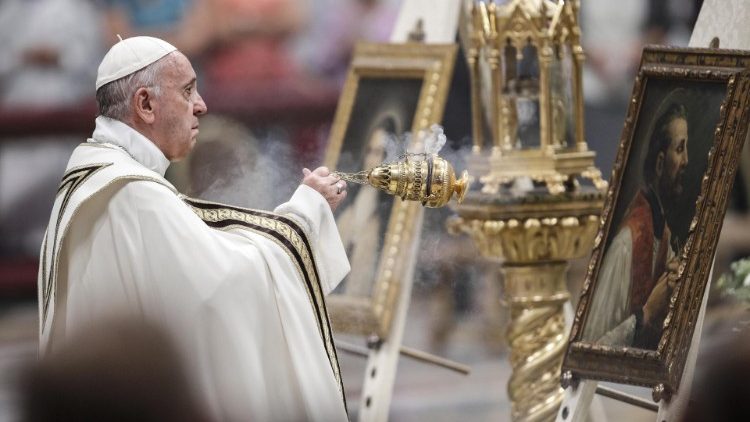 Papa Francisco durante as vésperas de início do Mês Missionário na Basílica de São Pedro