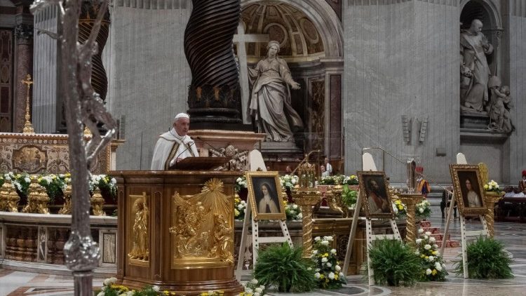 Pope Francis presides Vespers for the beginning of the Missionary Month 