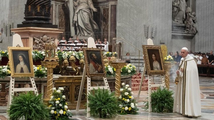 Папата Фрањо пред иконите на заштитниците за мисиите