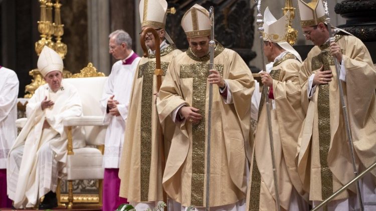 Папата Фрањо за време на хиротонијата на четирите нови епископи