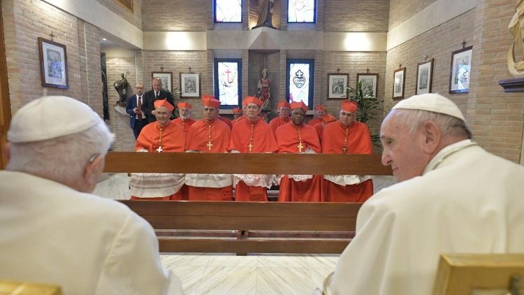 Новите кардинали и папата Фрањо по завршувањето на конзисториумот го посетија почесниот папа Бенедикт XVI