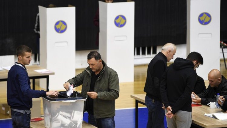 Kosovo, votanti ai seggi durante le elezioni del 2019