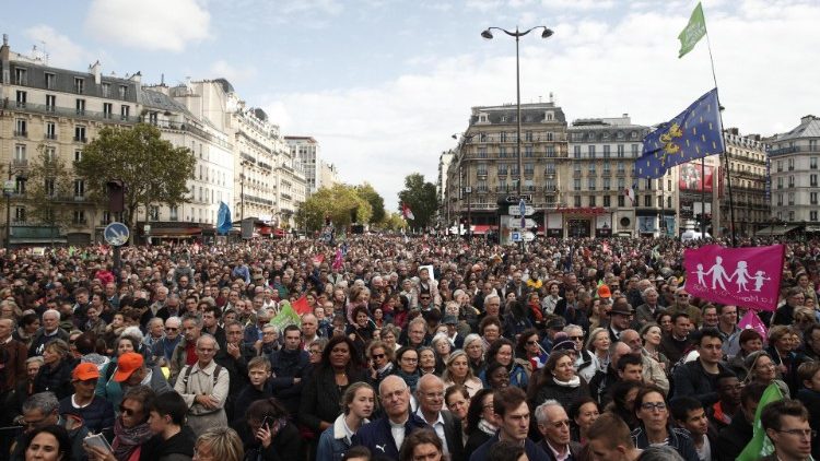 Manifestazione a Parigi per la legge sulla bioetica 