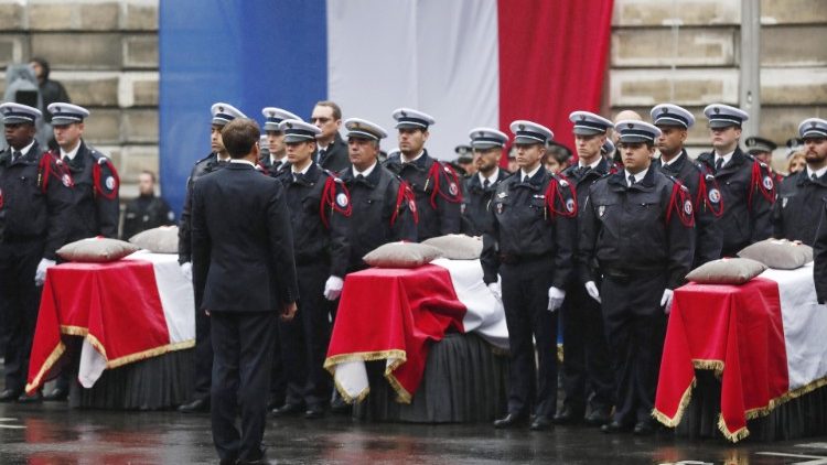 Prezyden Macron przed trumnami zabitych policjantów