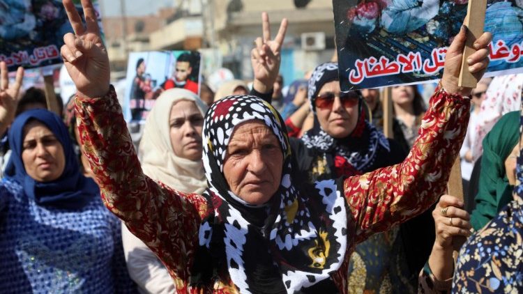 نساء من كرديات يتظاهرن في محافظة الحسكة احتجاجا على العمليات التركية 
