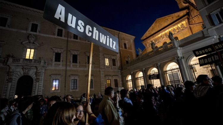 75 Jahre nach dem Holocaust nimmt Antisemitismus in Europa wieder zu. In Rom wurde bei einem Erinnerungsmarsch der Opfer der Shoah gedacht