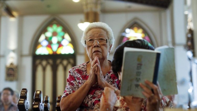 Katoliker ber i kyrka i Thailand 
