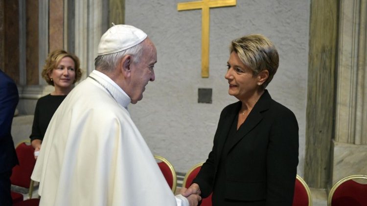 Papst Franziskus und die Schweizer Bundesrätin Karin Keller-Sutter