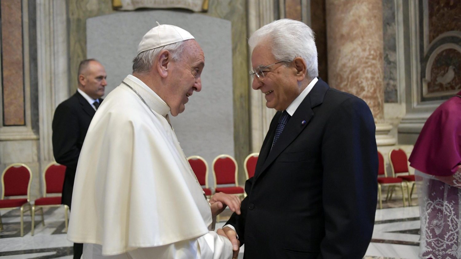 Mattarella al Papa: l'Italia si impegna con responsabilità sul cammino  della pace - Vatican News
