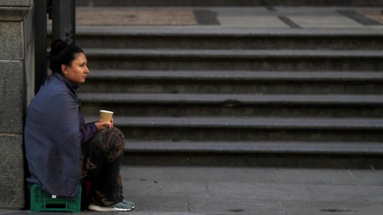 Eine obdachlose Frau auf der Straße