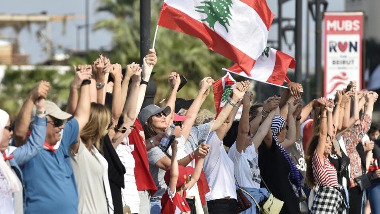 استمرار الحراك الشعبي في لبنان لليوم الثاني عشر على التوالي