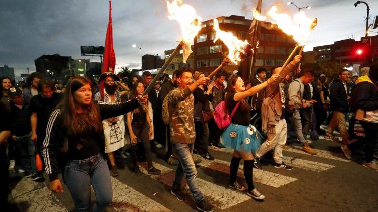 Studierende demonstrieren in Bogota gegen die anhaltende Gewalt