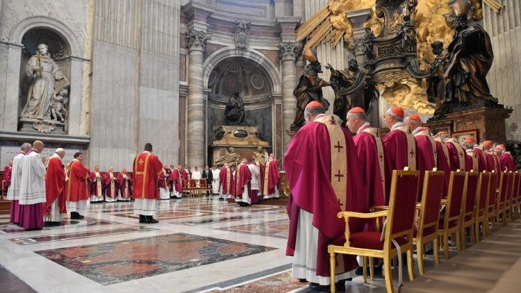 Archívna snímka: Omšu za zosnulých kardinálov a biskupov zvykne pápež sláviť pri zadnom oltári Baziliky sv. Petra