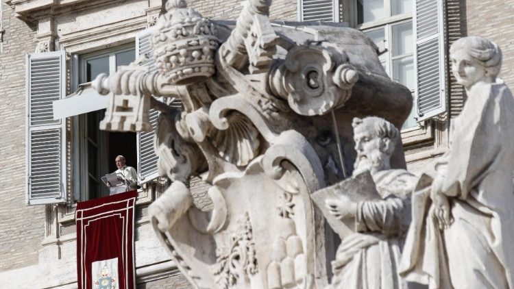 Papež Frančišek vsako nedeljo in praznik vodi opoldansko molitev z okna apostolske palače na Trgu sv. Petra.