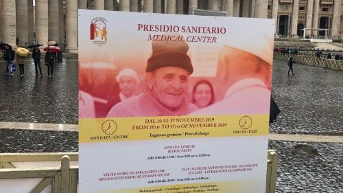 El Papa visita el Ambulatorio instalado en la Plaza de San Pedro