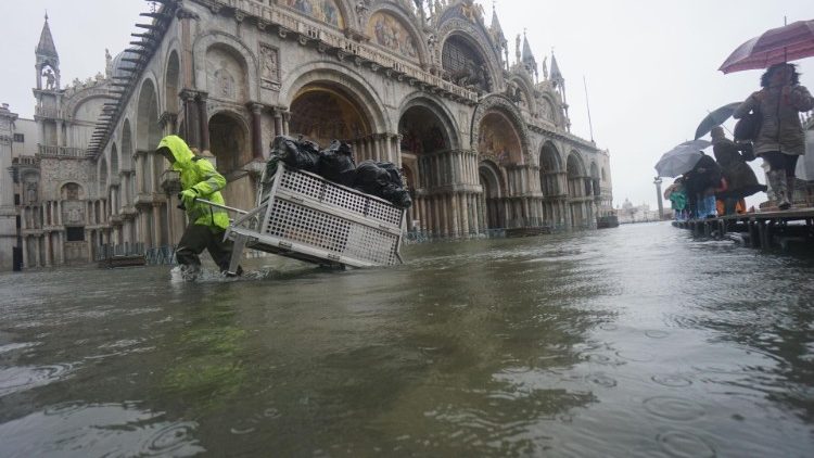 Venezia sotto la piena dell'acqua