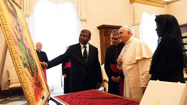 अंगोला के राष्ट्रपति से मुलाकात करते संत पापा फ्राँसिस