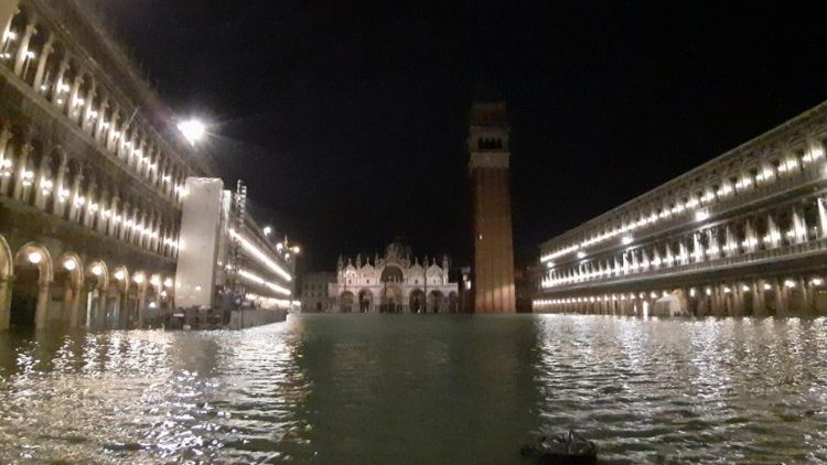 Piazza San Marco invasa dall'acqua alta 