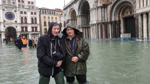 Venezia sott’acqua, il patriarca: danni ai mosaici di San Marco, letti per gli sfollati