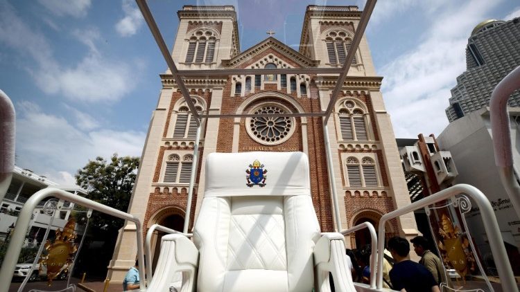 Vissvētākās Jaunavas Marijas Debesīs uzņemšanas katedrāles priekšā Bangkokā rit sagatavošanās darbi pāvesta vizītei