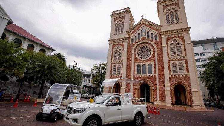 I preparativi per la visita del Papa in Thailandia