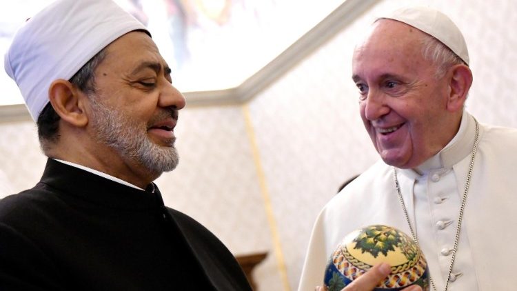El Papa Francisco recibe un regalo del gran imán Ahmed Al-Tayeb durante una visita al Vaticano, el 15 de noviembre de 2019.