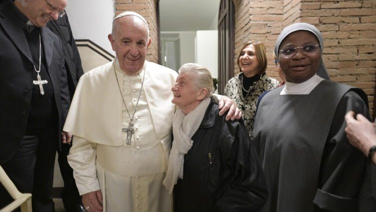 Pápež pri návšteve novej ubytovne pre bezdomovcov
