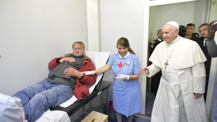 वाटिकन द्वारा गरीबों के लिए संचालित क्लीनिक में संत पापा का दौरा