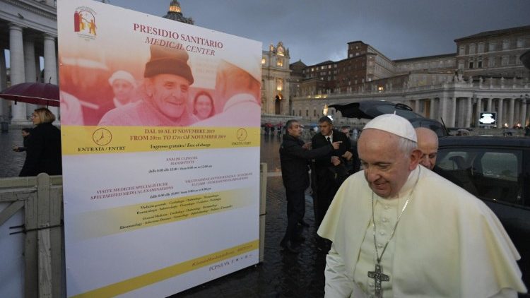 Papa enfrentou o mau tempo para visitar o Posto de Saúde