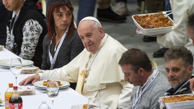 Welttag der Armen - ein Bild vom letzten Jahr: der Papst lädt bedürftige Menschen zum Mittagessen in den Vatikan ein