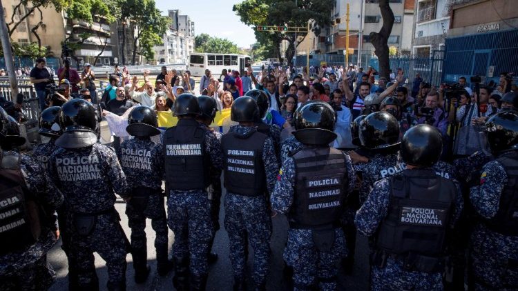 Guaidó tra manifestanti e polizia a Caracas