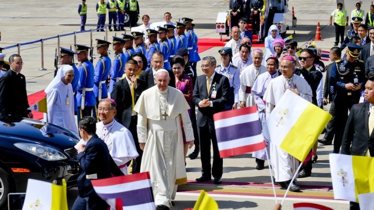 Папа Франциск пристигна в Тайланд