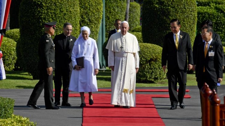 البابا يلتقي ممثلين عن السلطات المدنية في القصر الحكومي ببانكوك