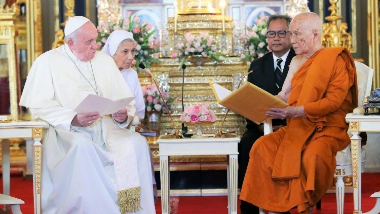 बैंककॉक के बौद्ध में सन्त पापा फ्राँसिस बौद्ध परमगुरु महामुनीवॉन्ग के साथ 