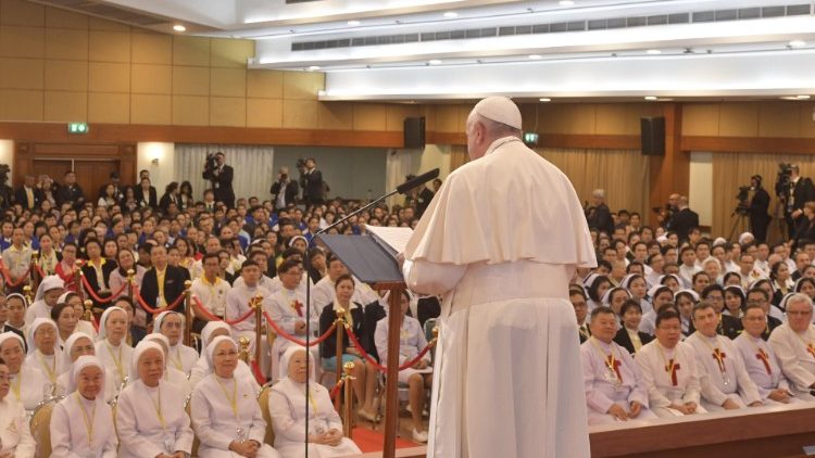 Папа Франциск в католическата болница в Банкок