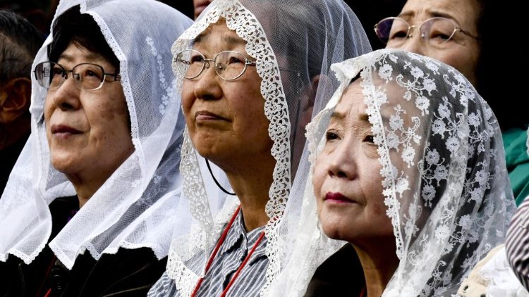 Fidèles catholiques japonaises, lors de la visite du Pape à Nagasaki, le 24 novembre 2019